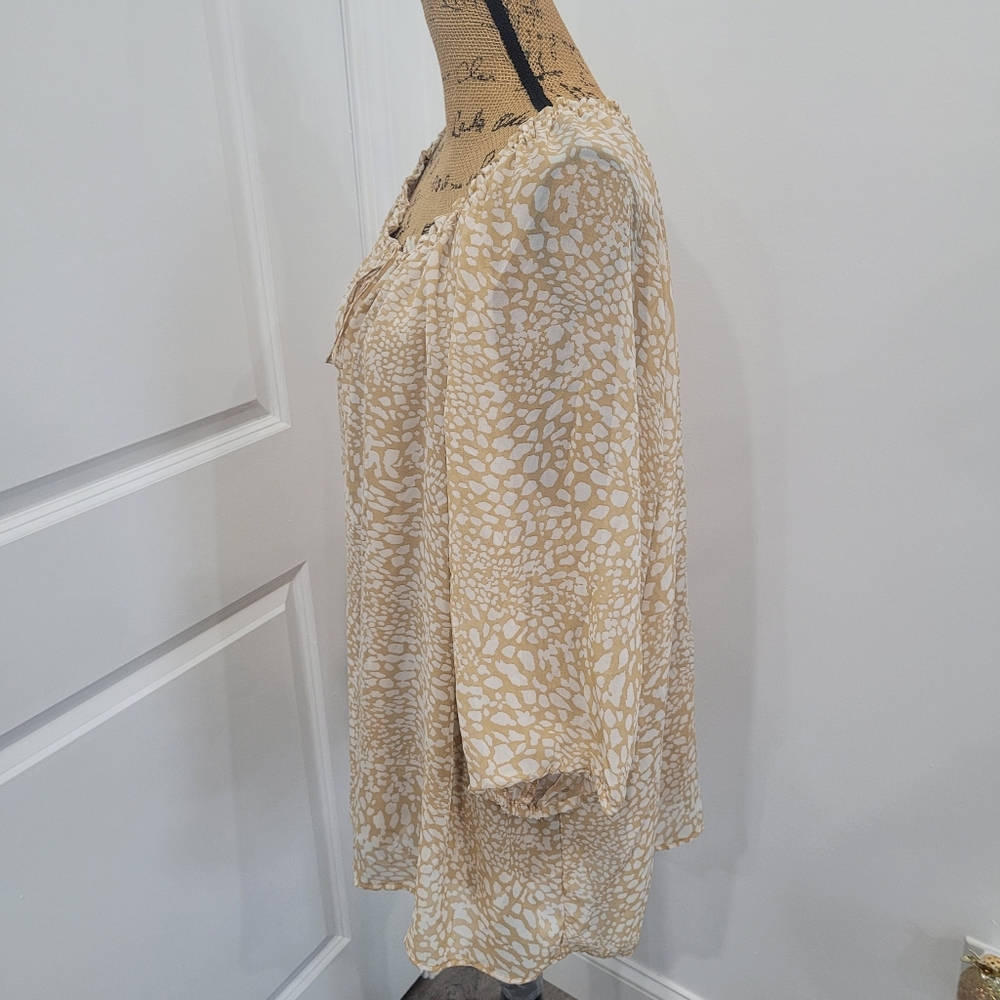 Denim&Co Women's Tan Patterned Blouse - Picture 3 of 7